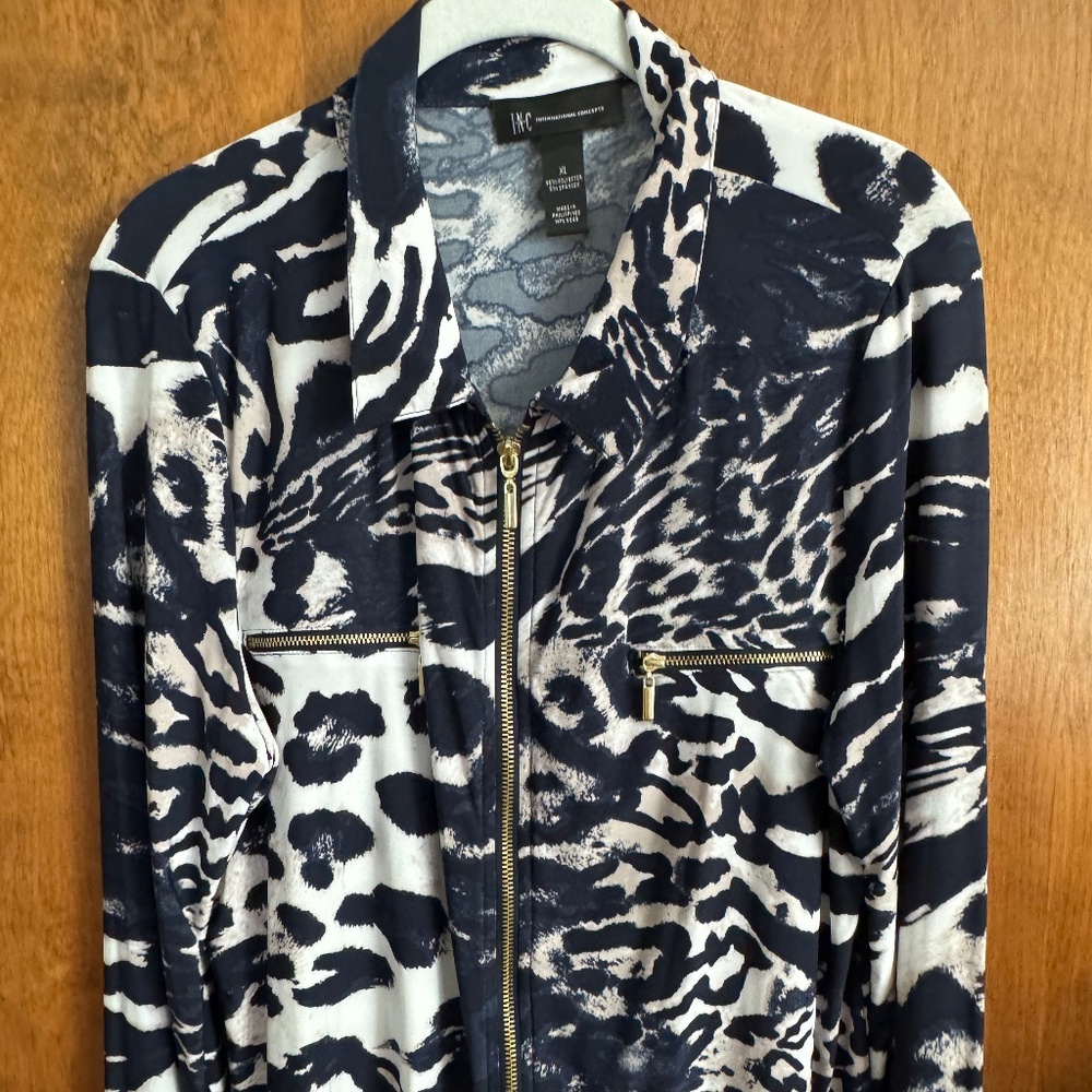 Nice print stretchy blouse with zipper